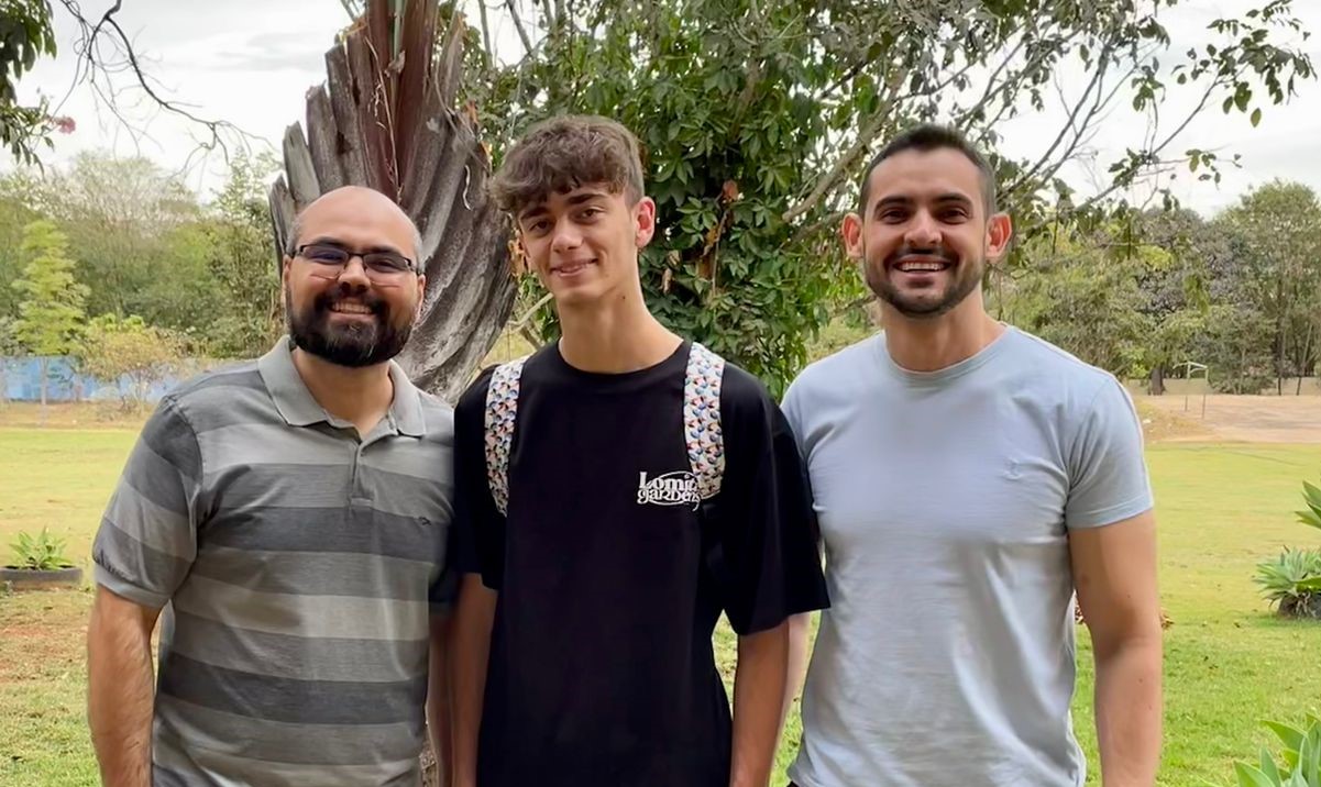 Estudante intercambista Emiliano Ramponi, com o coordenador do curso Técnico Integrado em Química e com o representante de Relações Internacionais do IFG - Câmpus Aparecida de Goiânia, respectivamente, os professores Raul Vitor Rodrigues Peixoto e Douglas Xavier de Andrade